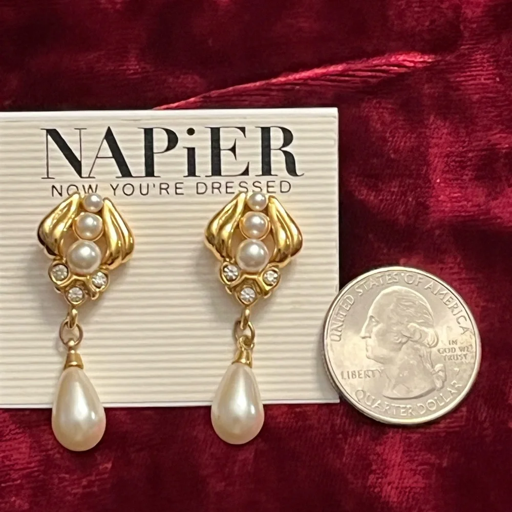 Napier/vintage gold, faux pearl and crystal, 1 1/2” signed - Picture 3 of 5